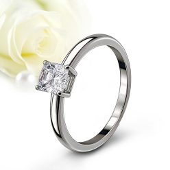Elyra Moissanite