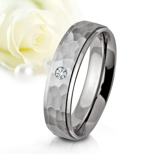 Gavin Moissanite - kalapált felületű titán Női köves karikagyűrű RGW-OU-TI281050MO