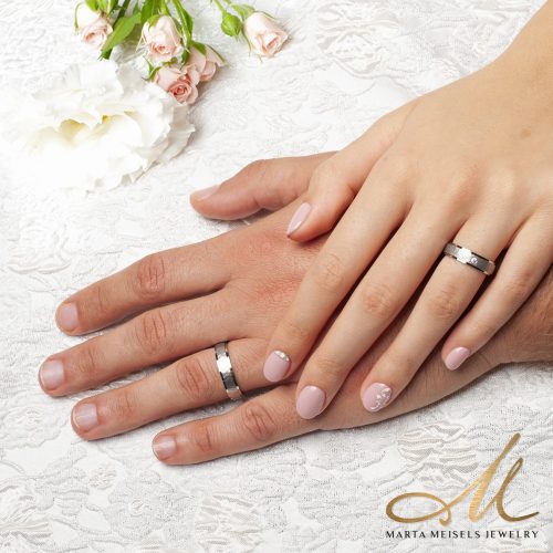 Gavin Moissanite - kalapált felületű titán Női köves karikagyűrű RGW-OU-TI281050MO