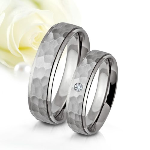 Gavin Moissanite - kalapált felületű titán Női köves karikagyűrű RGW-OU-TI281050MO