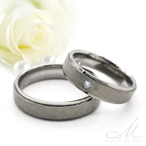 Gavin Moissanite - kalapált felületű titán Női köves karikagyűrű RGW-OU-TI281050MO