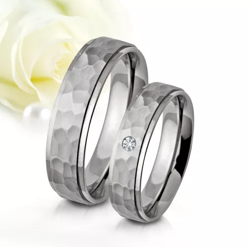 Gavin Moissanite - kalapált felületű titán Női köves karikagyűrű RGW-OU-TI281050MO