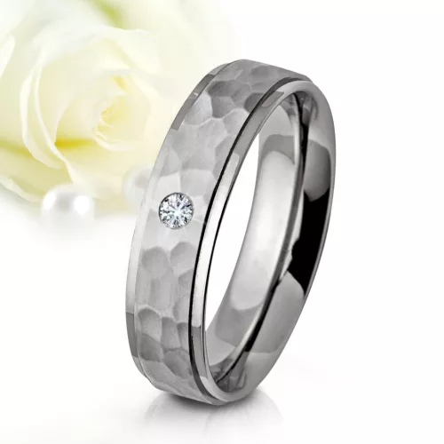 Gavin Moissanite - kalapált felületű titán Női köves karikagyűrű RGW-OU-TI281050MO