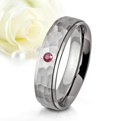   Gavin Ruby - kalapált felületű titán Női köves karikagyűrű RGW-OU-TI281050RUB