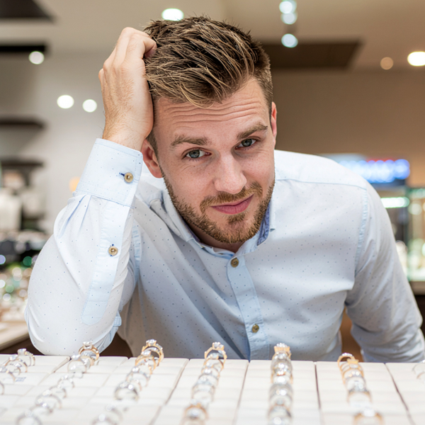 Eljegyzési gyűrű, titkos méretvétellel